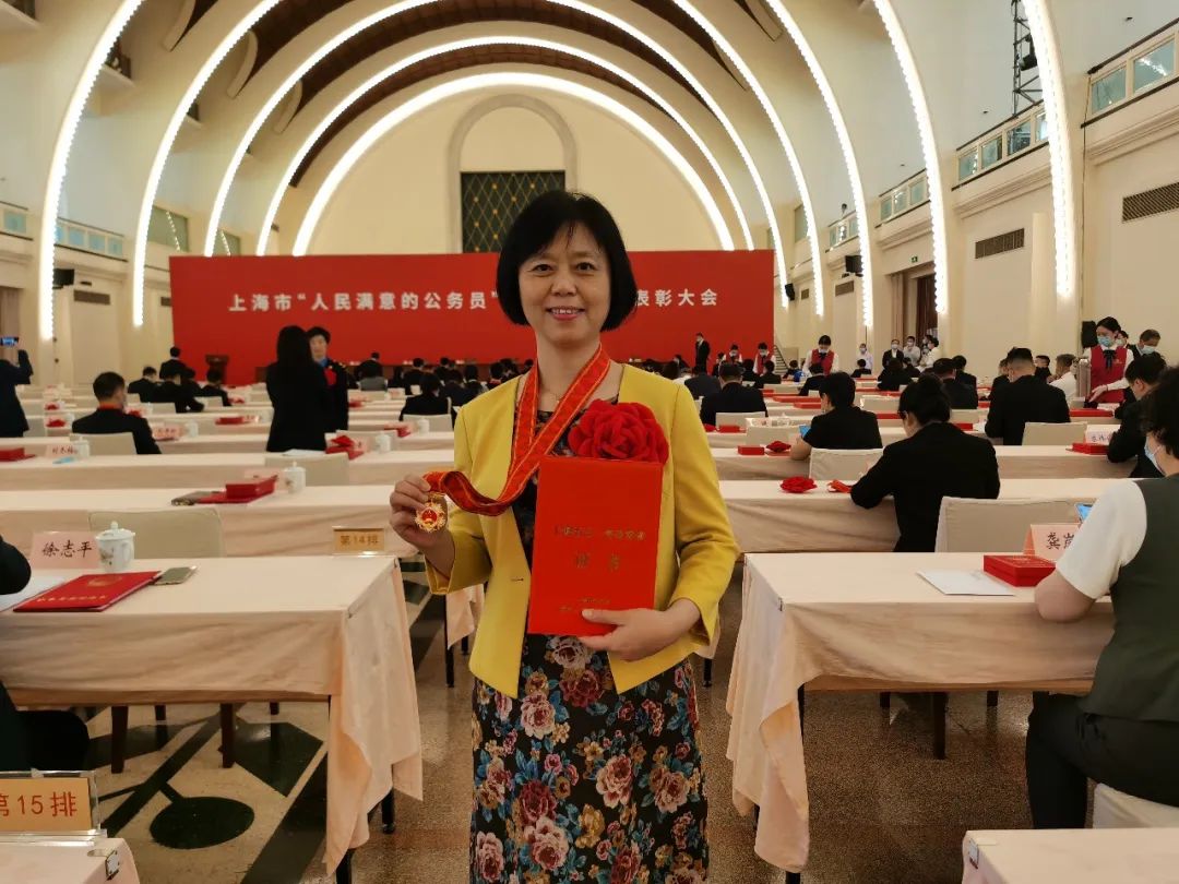 6项！万象城官网系统2人和4个集体分获2022年上海市五一劳动奖章、五一劳动奖状和工人先锋号