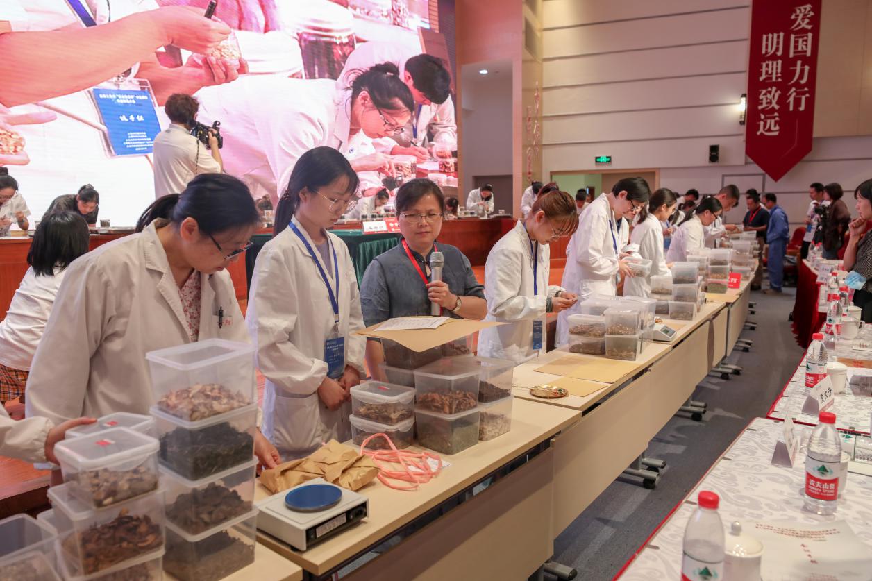 首届上海市“匠心传承杯”中药调剂传统技能大赛暨中药质量研究校企合作启动仪式举行