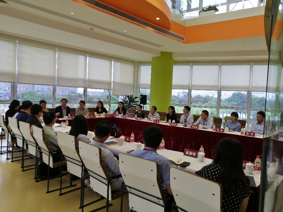 万象城官网举行新引进青年学者座谈会