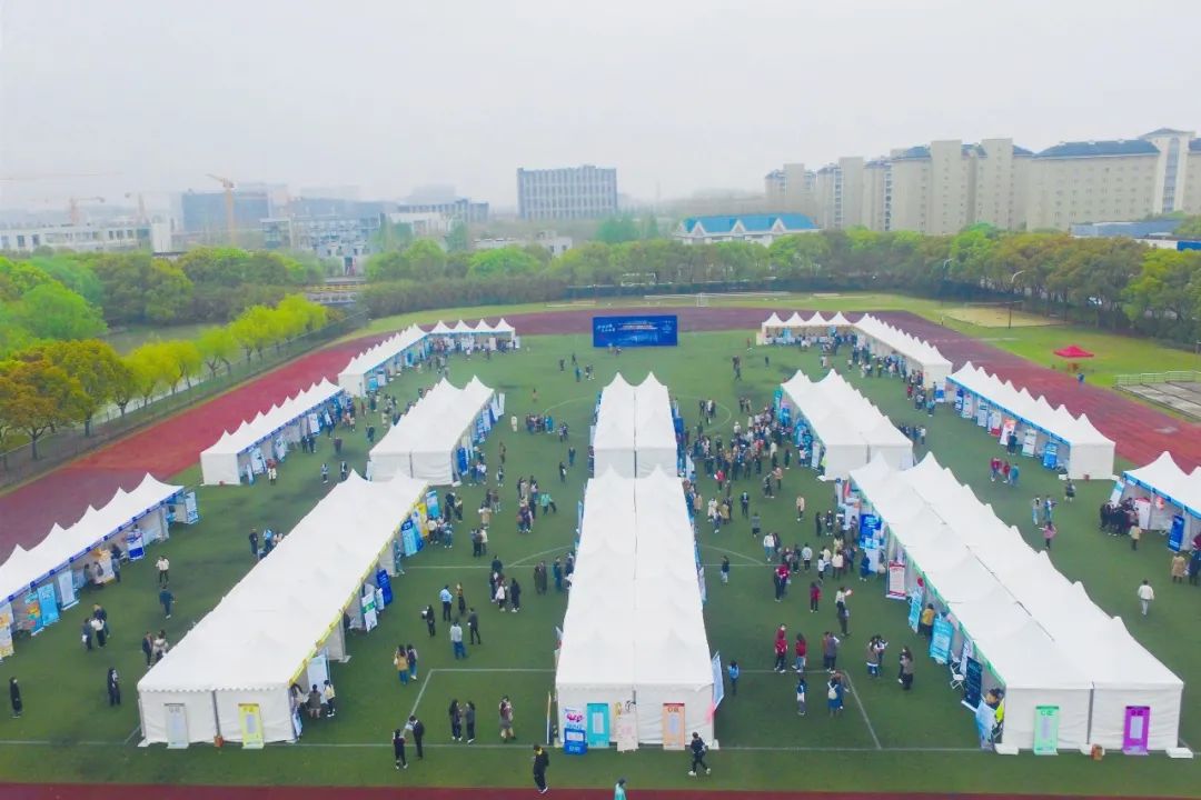 万象城官网2021届毕业生春季校园招聘会举行