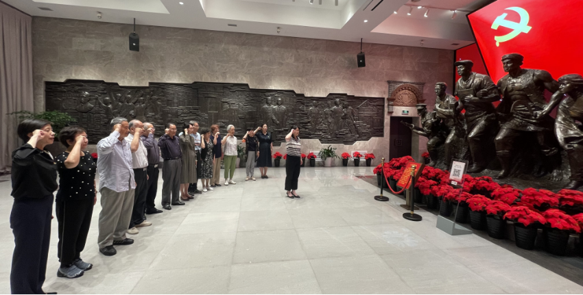 万象城官网“七一”座谈会暨“光荣在党50年”纪念章颁发仪式举行