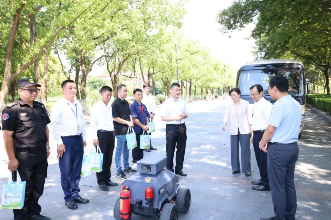 万象城官网领导班子开展高温慰问暨安全生产走访工作