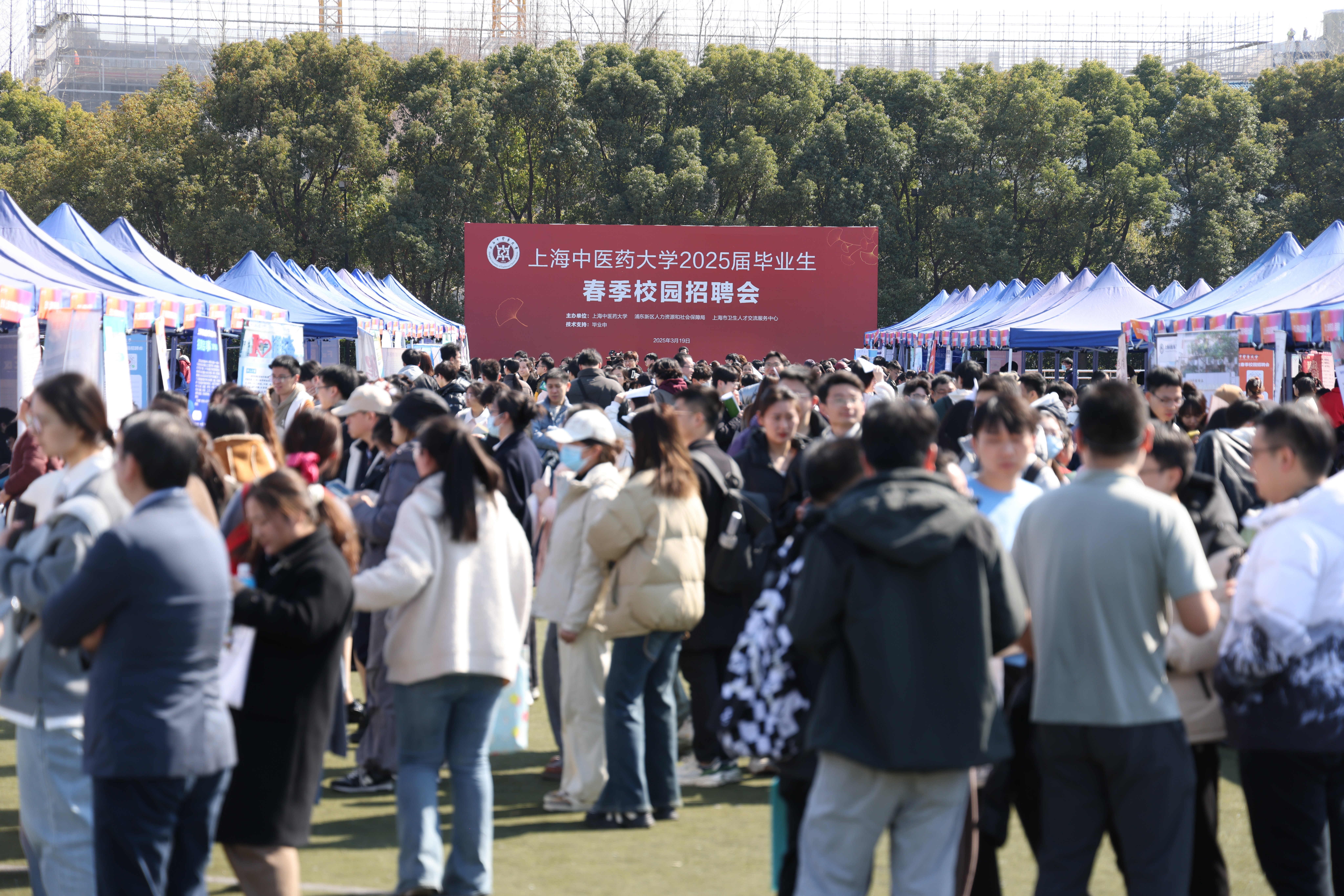 “职”通未来！awc77万象城官网2025届毕业生春季校园招聘会举行