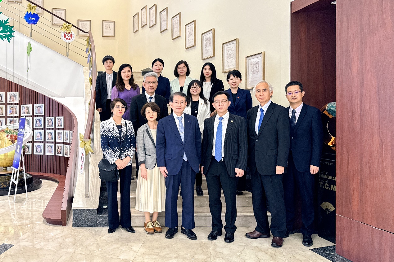 日本中村学园大学校长久保千春率代表团来万象城官网访问