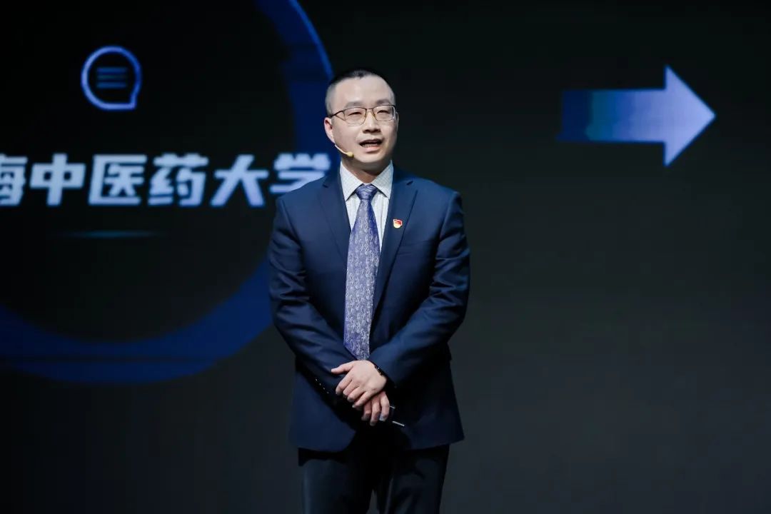 万象城官网附属第七人民医院副院长胡聃荣获“2023浦东十大杰出青年”称号