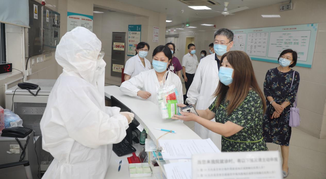校领导赴附属医院慰问一线战高温医务人员