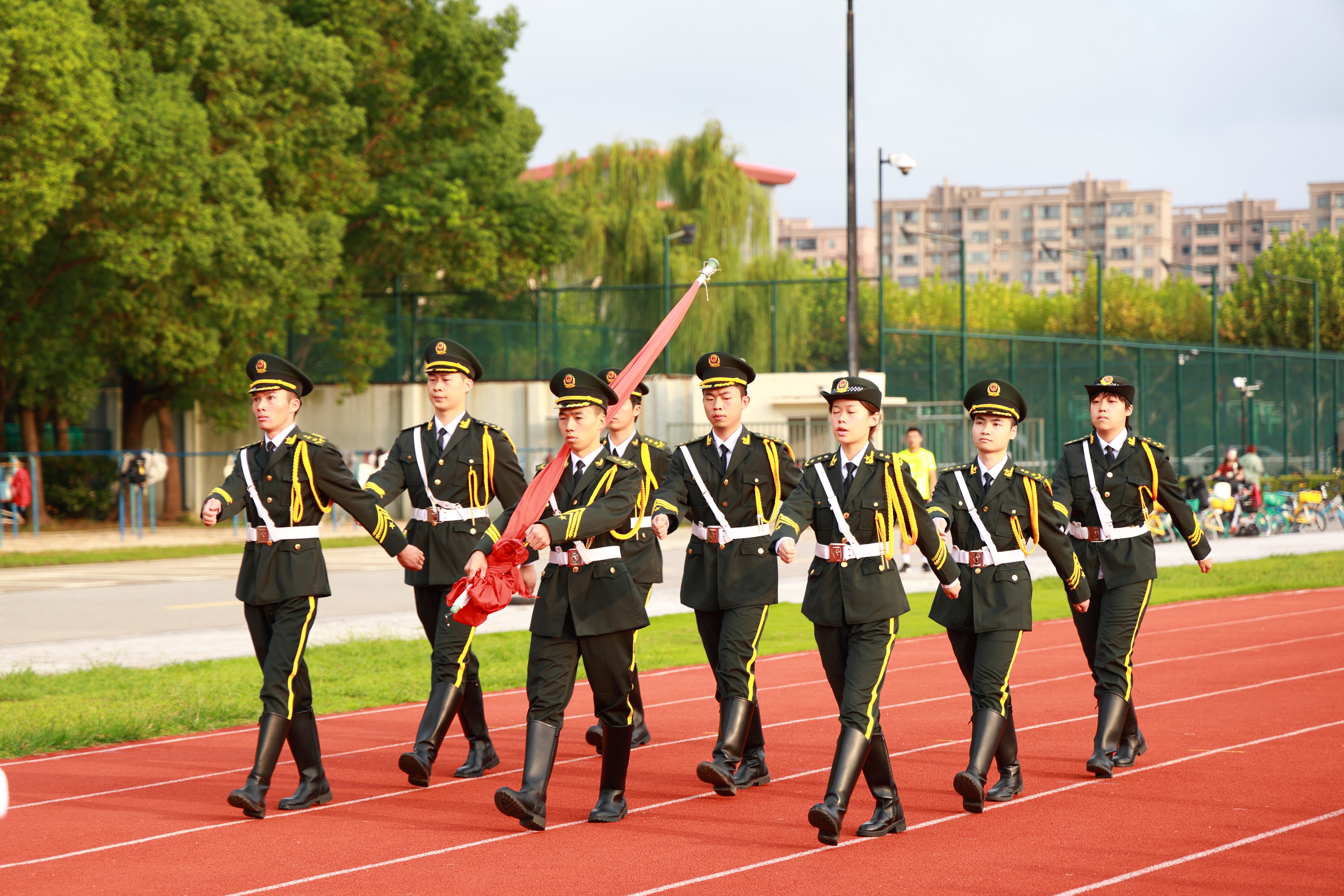 同升一面旗 共筑爱国情 万象城官网举行庆祝中华人民共和国成立76周年升旗仪式