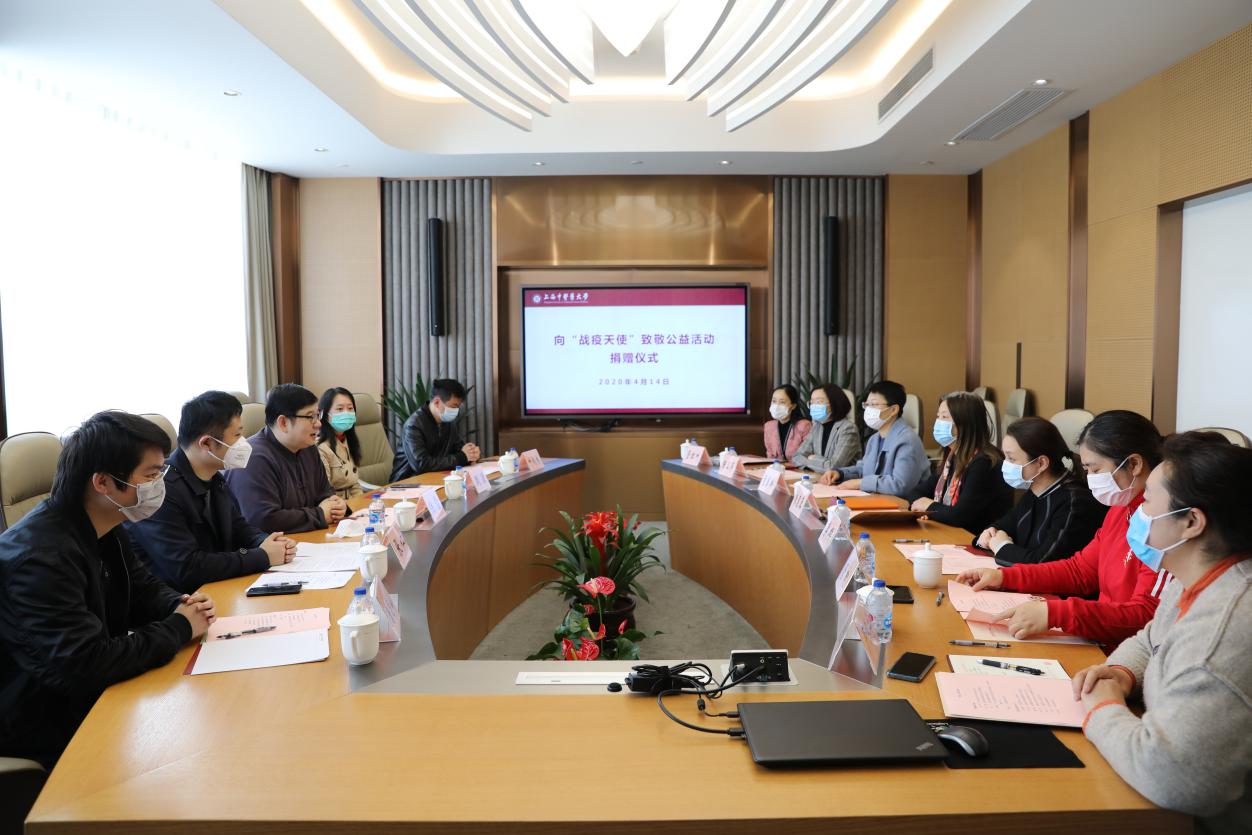 致敬天使 感恩有你 向“战疫天使”致敬公益活动捐赠仪式在万象城官网举行