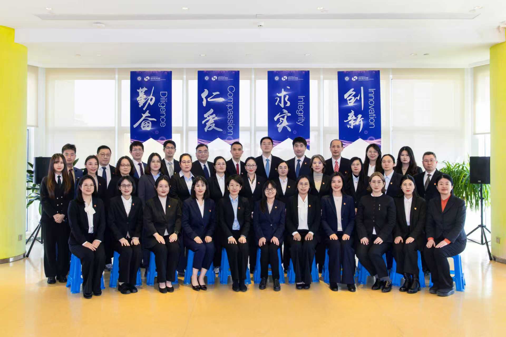 致敬最美劳动者/万象城官网国际教育学院荣获2026年全国工人先锋号（全国五一巾帼标兵岗）