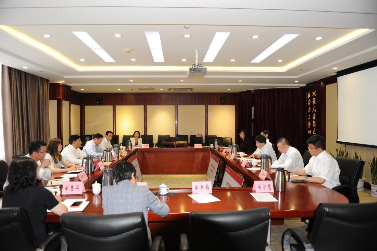 校党委常委学习会专题传达学习上海市中医药大会精神