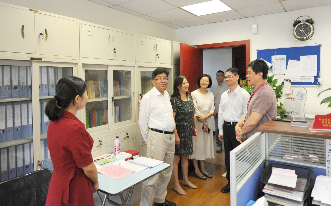 校领导走访校园巡视新学期开学工作